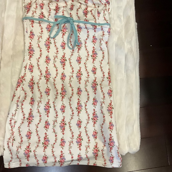 EDIKTED Mini white floral dress with blue ribbon - Picture 3 of 3